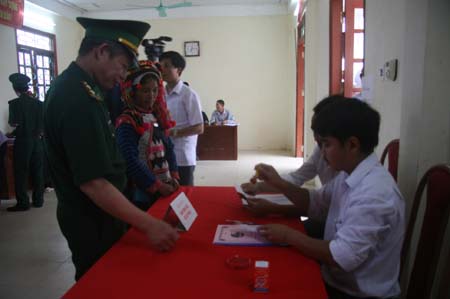 Đồng bào dân tộc ở Mường Tè nô nức đi bầu cử sớm ảnh 7